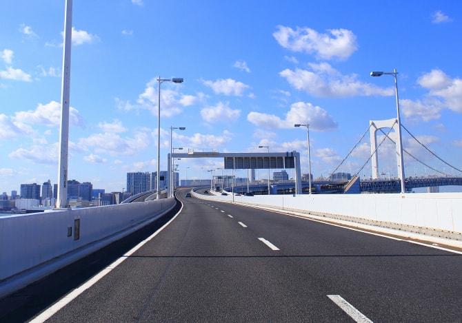 車内から見た高速道路の様子