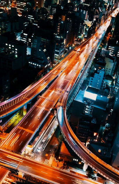 夜間の高速道路